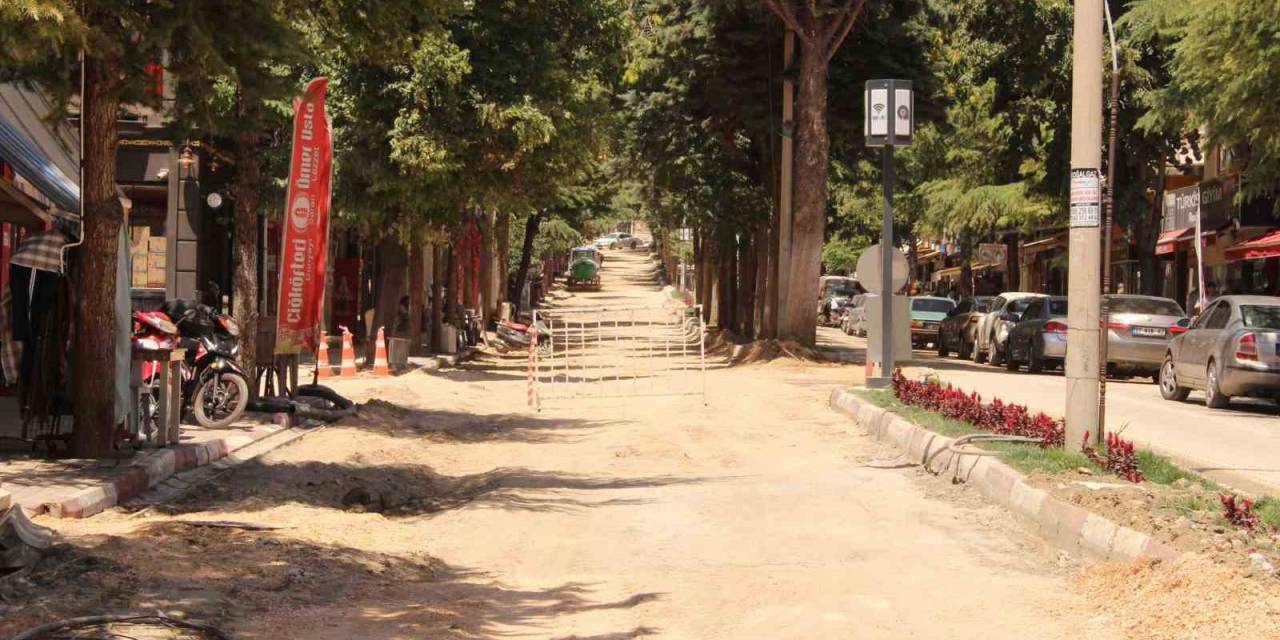 Asat, Elmalı Merkezdeki Su Borularını Yeniliyor