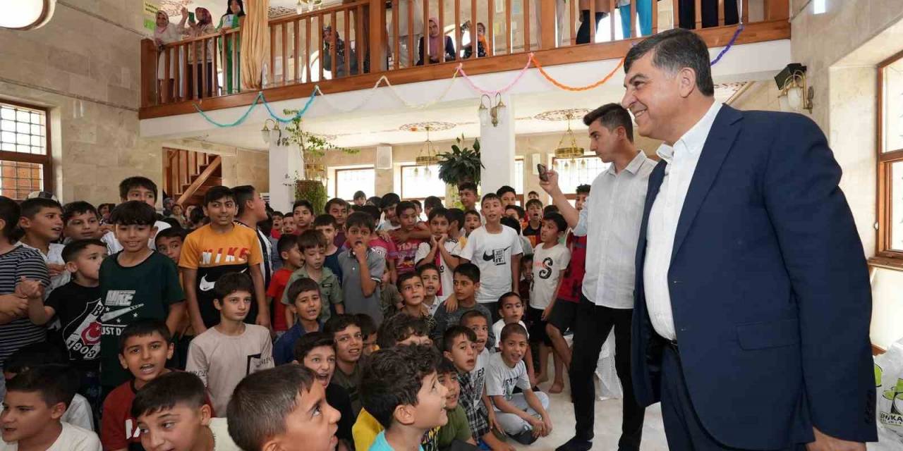 Fadıloğlu, Öğrencilere Çeşitli Armağanlar Verdi