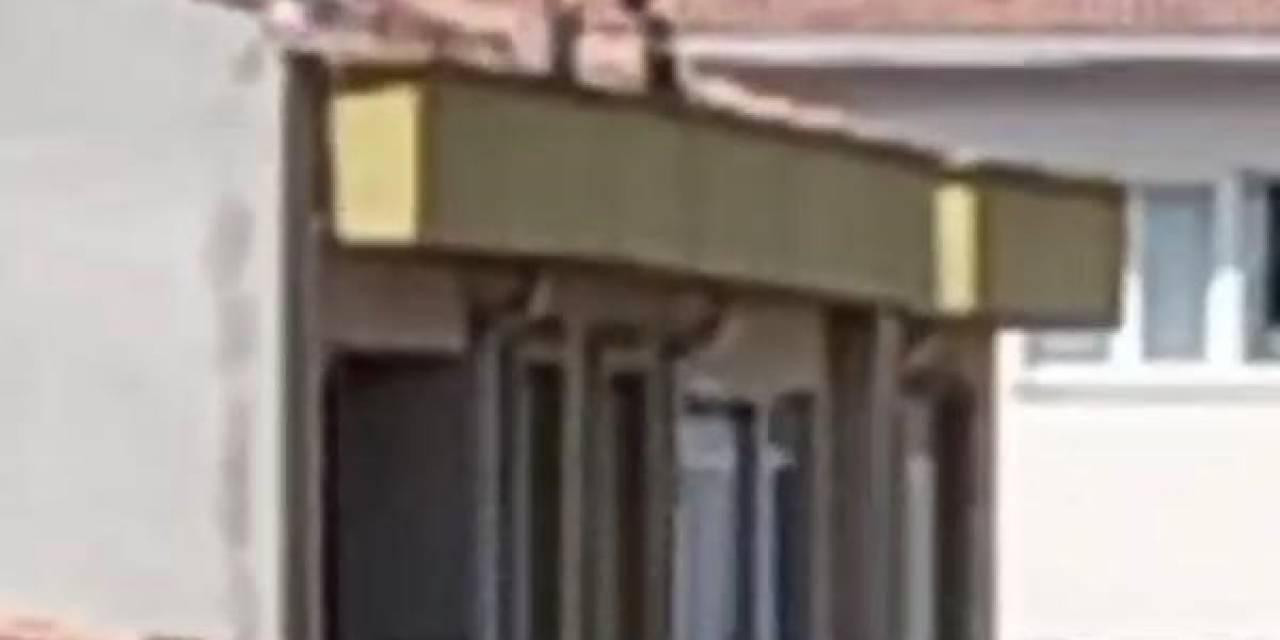 Hiçbir Güvenlik Tedbiri Almadan 4 Katlı Apartmanın Çatısında Onarım Yaptılar