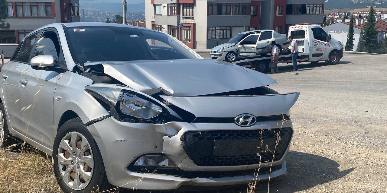 Otomobilin Toprak Yığınına Çarpma Anları Kamerada