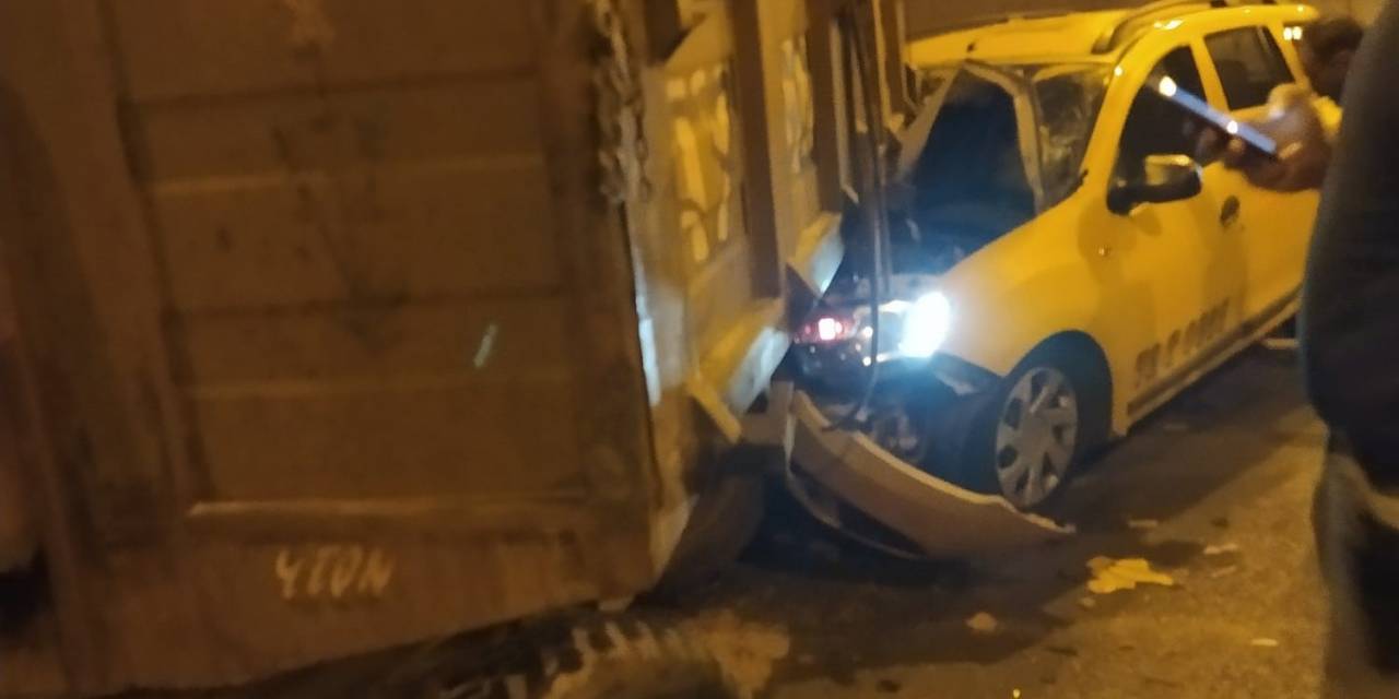 Bitlis’te Taksi İle Traktör Çarpıştı: 2 Yaralı