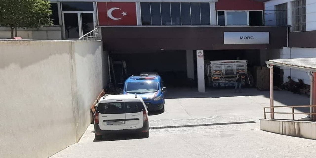 Eşini Baltayla Öldürdü