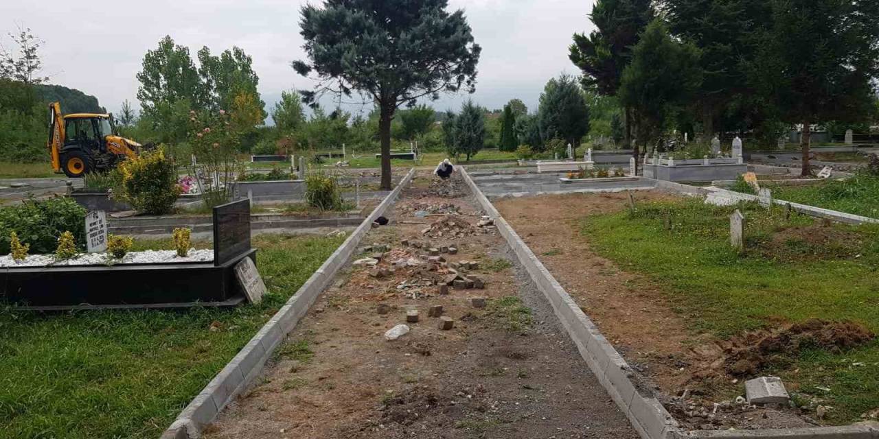 61 Mezarlıkta Temizlik Ve Bakım Yapılıyor