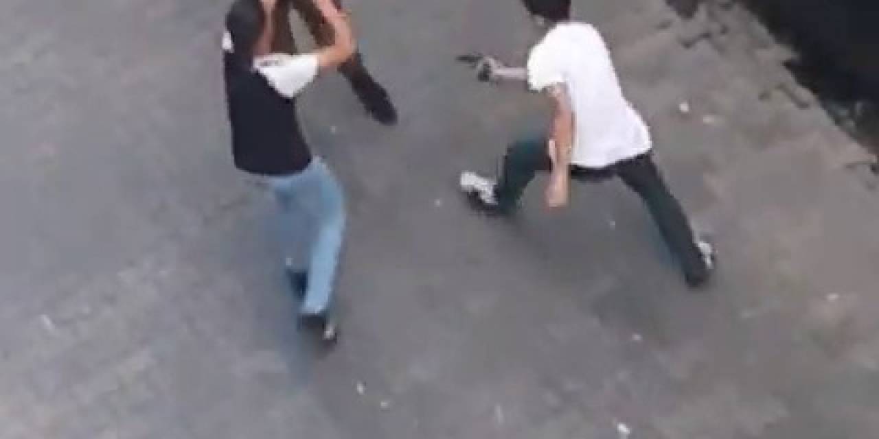 Bahçelievler’de 3 Kişi Gasp Etmeye Çalıştığı Anlar Kamerada