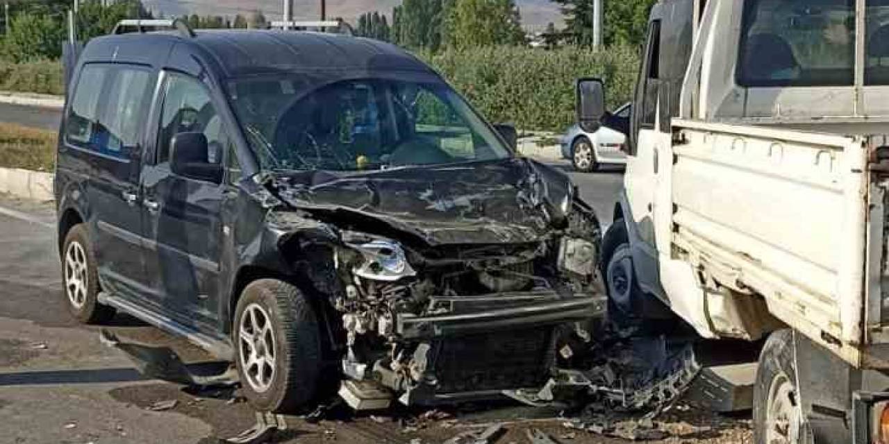 Ticari Araçla Kamyonet Çarpıştı; 9 Yaralı