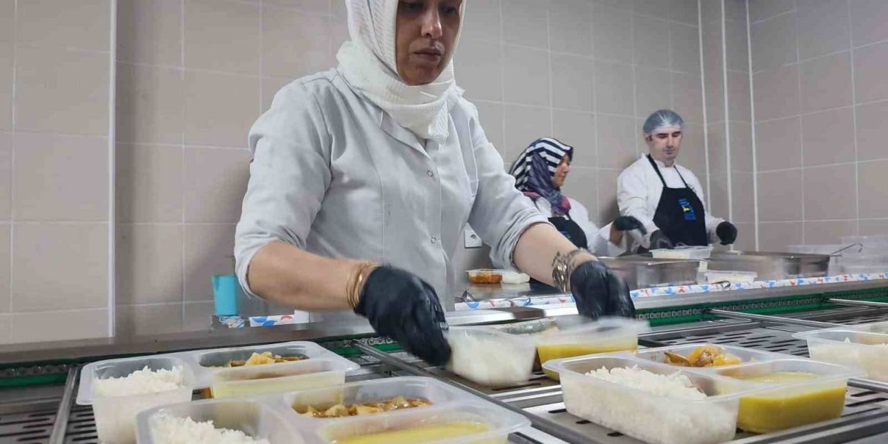 Ünye’de Kurulan Aşevi, İhtiyaç Sahiplerine Hizmet Veriyor