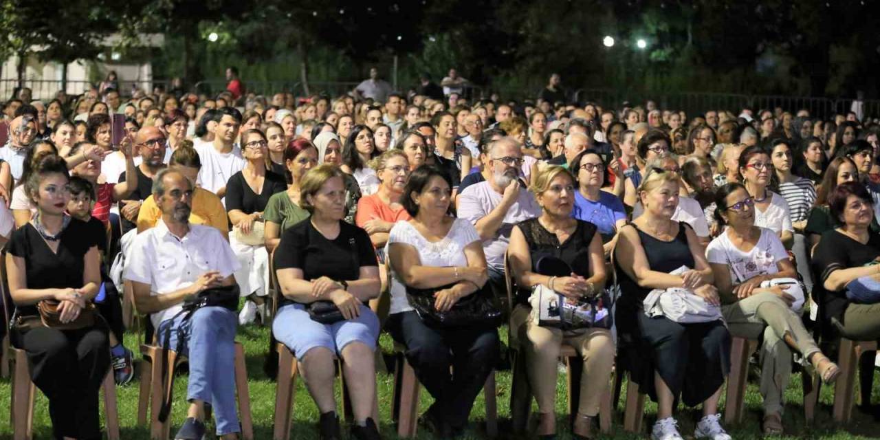 Efeler’de Müzikli Gösteri İlgi Gördü