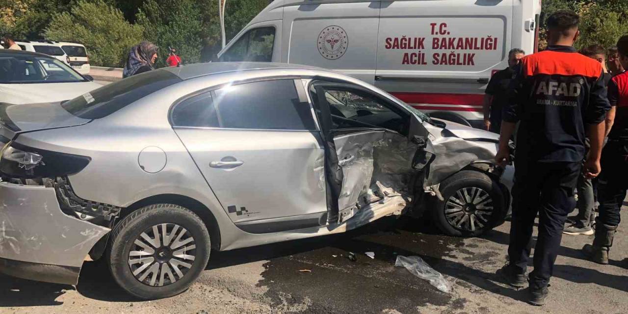 Bitlis’te Otomobiller Çarpıştı: 4 Yaralı