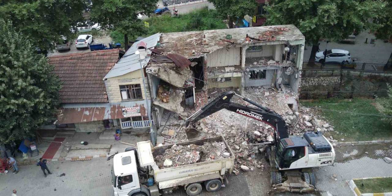 Sel Afetine Karşı Dere Kenarındaki Binalar Tek Tek Yıkılıyor