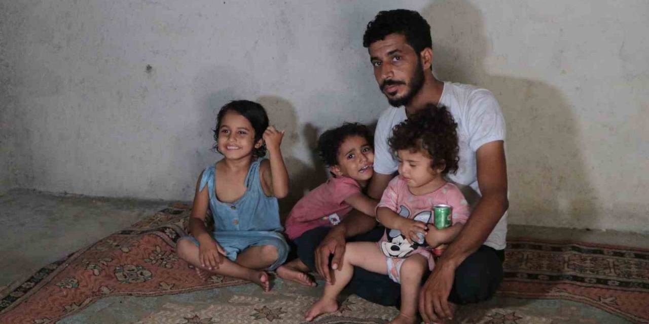 Kızlarıyla Bir Başına Kalan Çaresiz Baba, Eşine Seslenip Eve Dönmesini İstedi