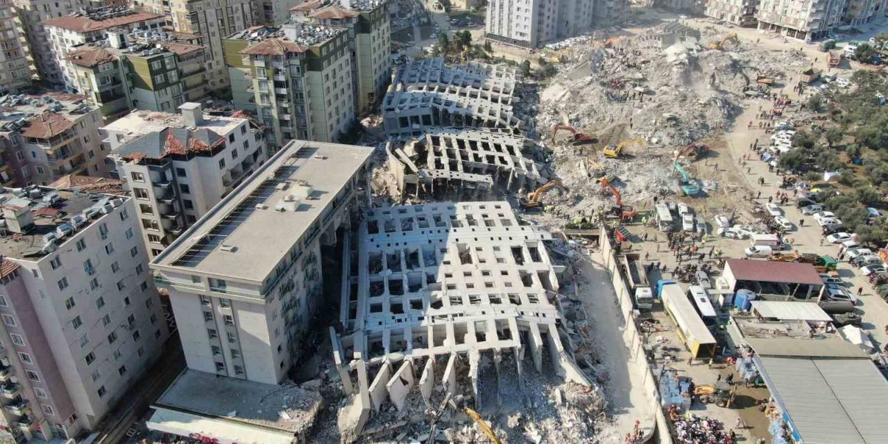 Binlerce Kişiye Mezar Olan Binaların Yerini Boş Araziler Aldı