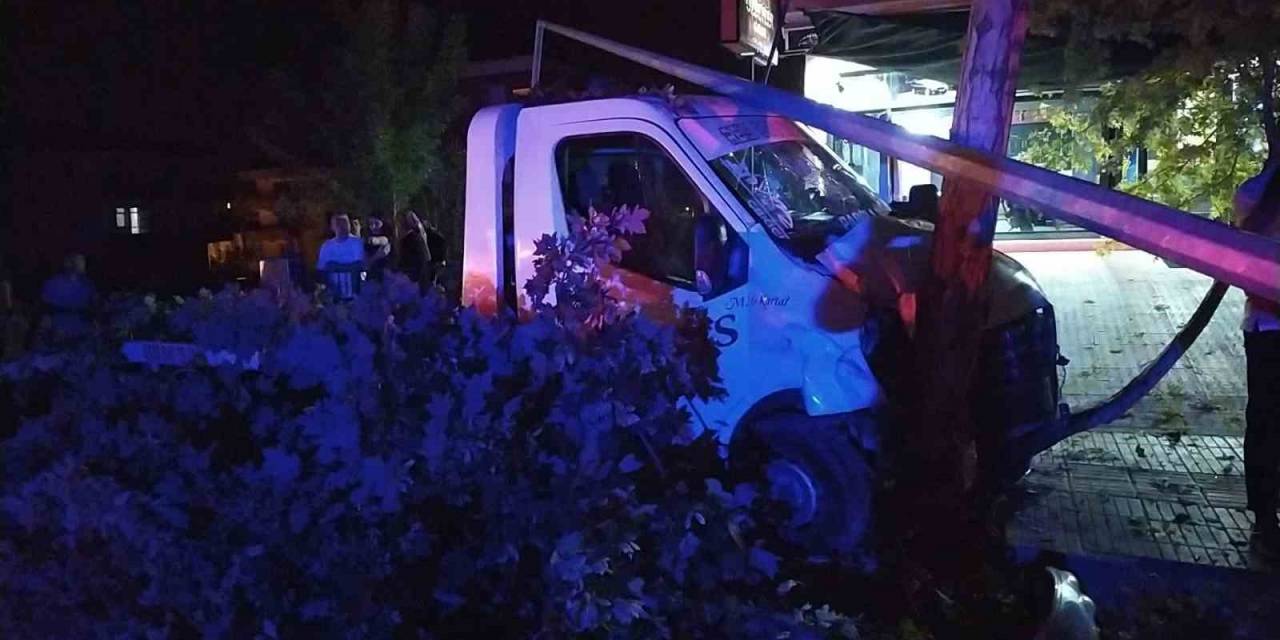 Otomobil İle Çarpışan Çekici Ortalığı Savaş Alanına Çevirdi: 1 Yaralı