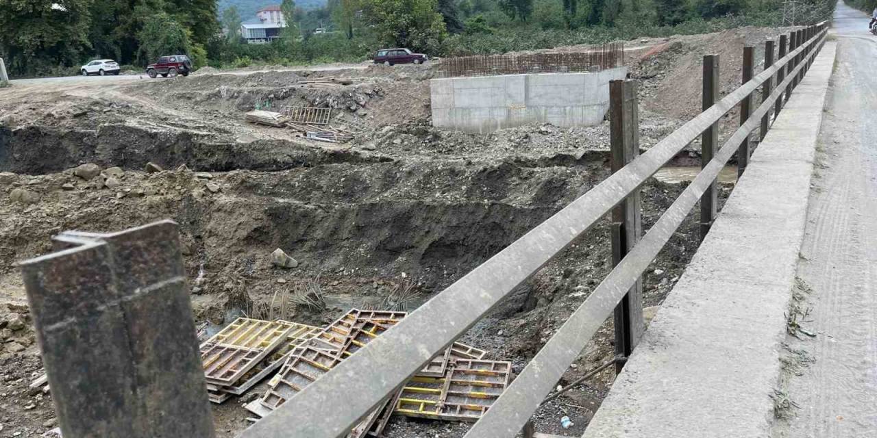 Köprünün Demirlerini Çaldılar