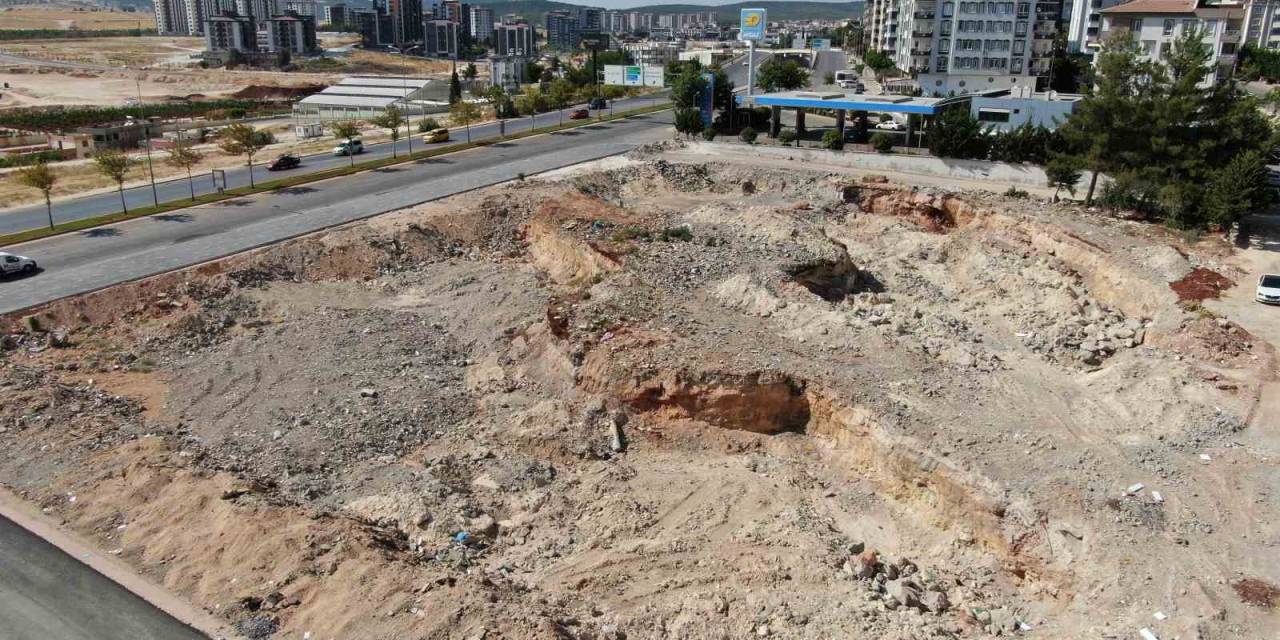 Enkazların Yerini Boş Araziler Aldı