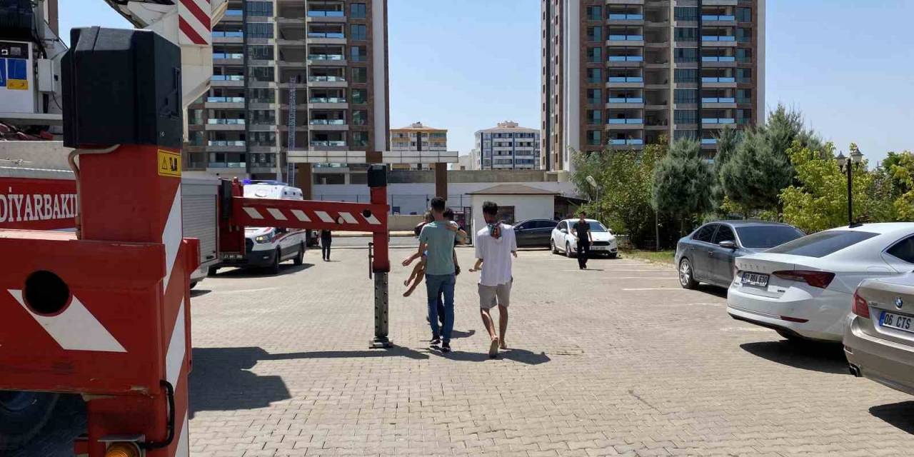 Diyarbakır’da Binada Çıkan Yangında Çocukların Da Olduğu Çok Sayıda Kişi Dumandan Etkilendi