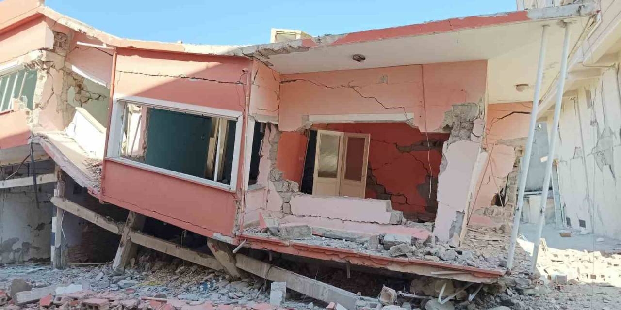 Kendiliğinden Çöken Hasarlı Binayı Görüntülemek İsteyen Vatandaşın Yaşadığı Panik Kamerada
