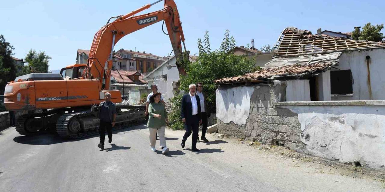 Isparta’da Trafiği Rahatlatmak İçin Yol Üzerindeki Evlerin Yıkımları Devam Ediyor