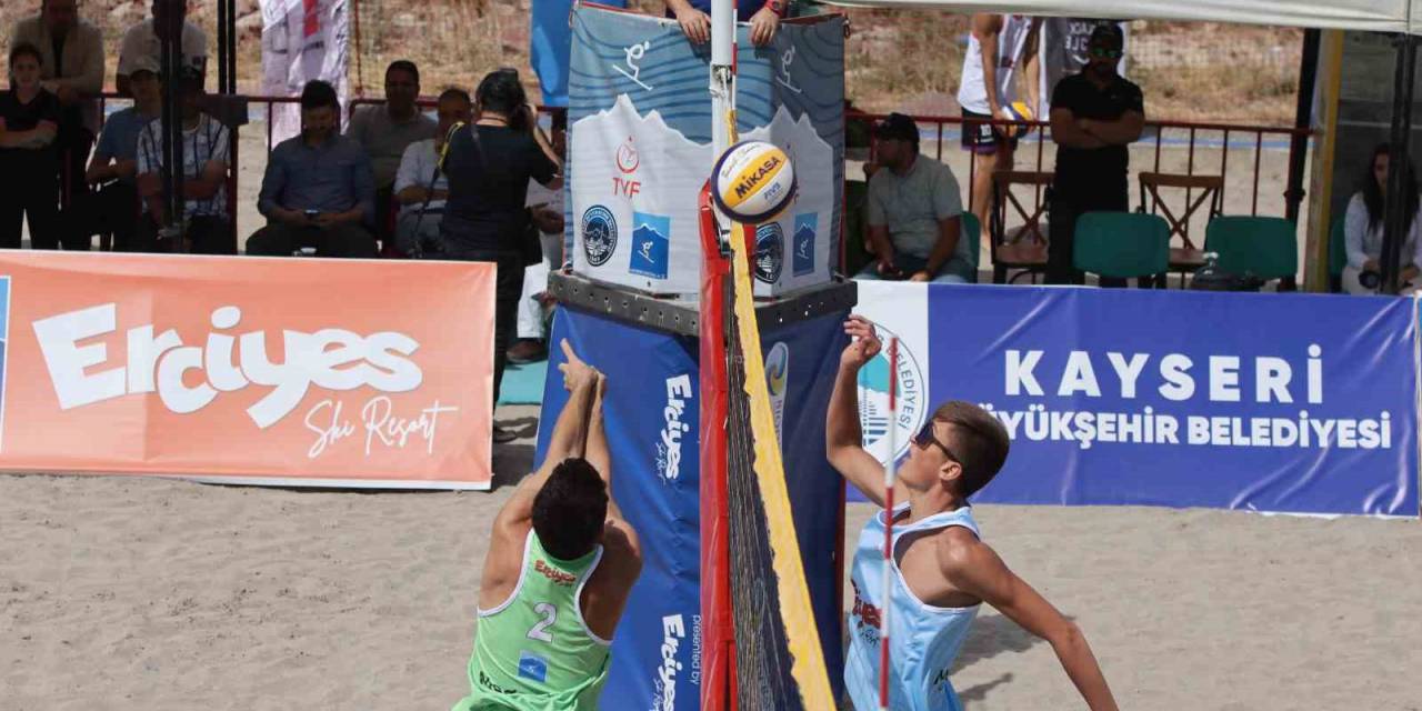 Dünyanın En Yüksek Plajında Voleybol Turnuvası Başladı