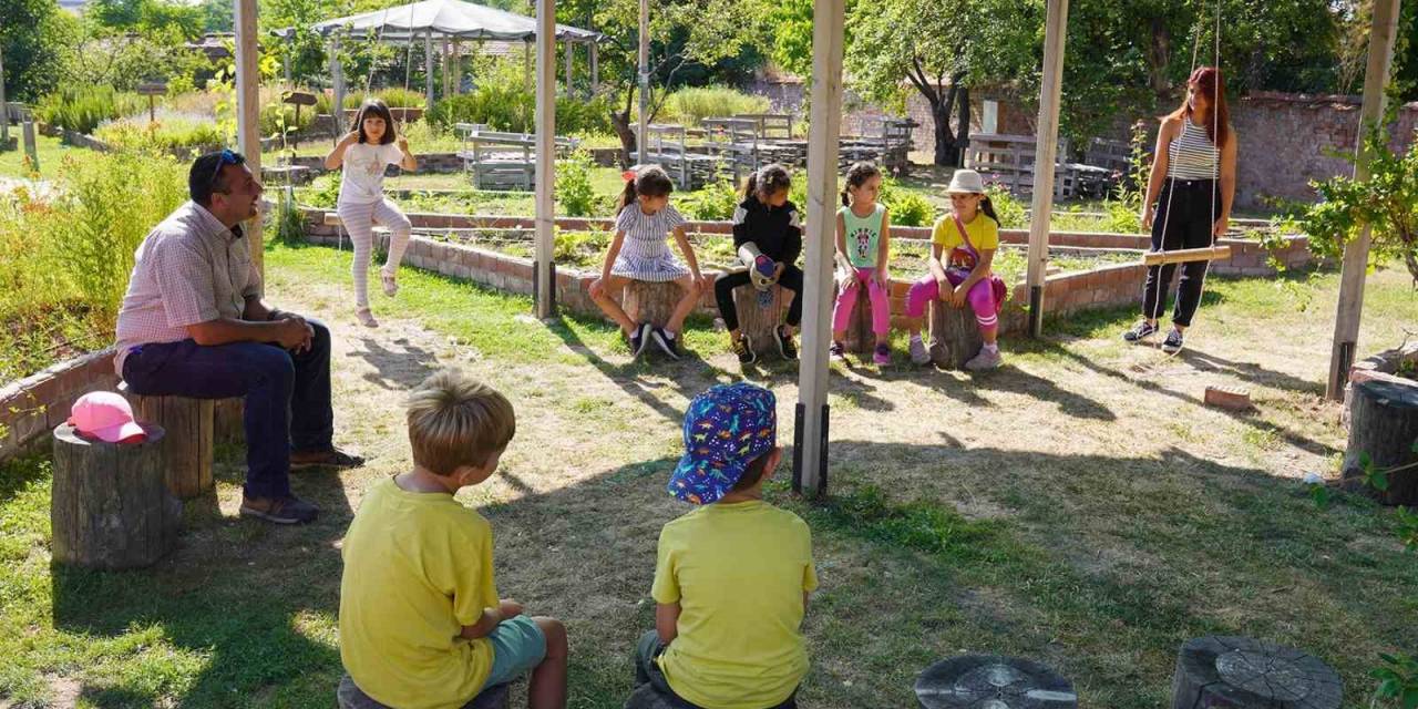 Çocuklar Doğa İle İç İçe Öğrenmenin Keyfini Yaşıyor