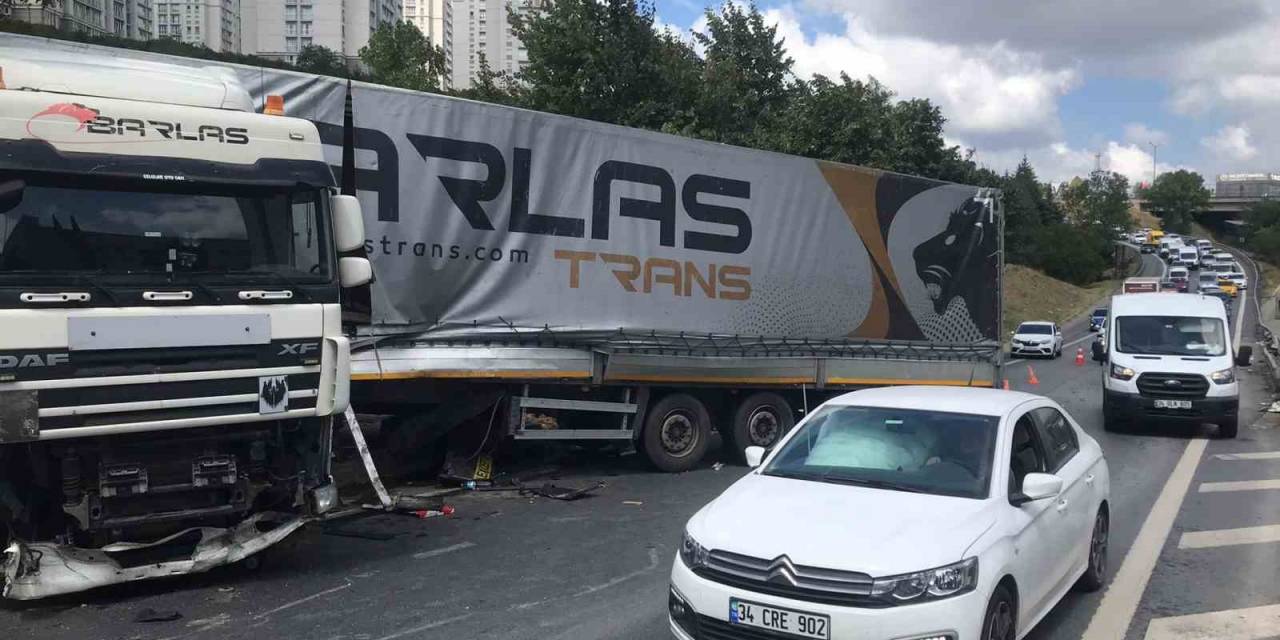 Gaziosmanpaşa’da Bariyerlere Çarpan Tır Kaldırıma Çıktı