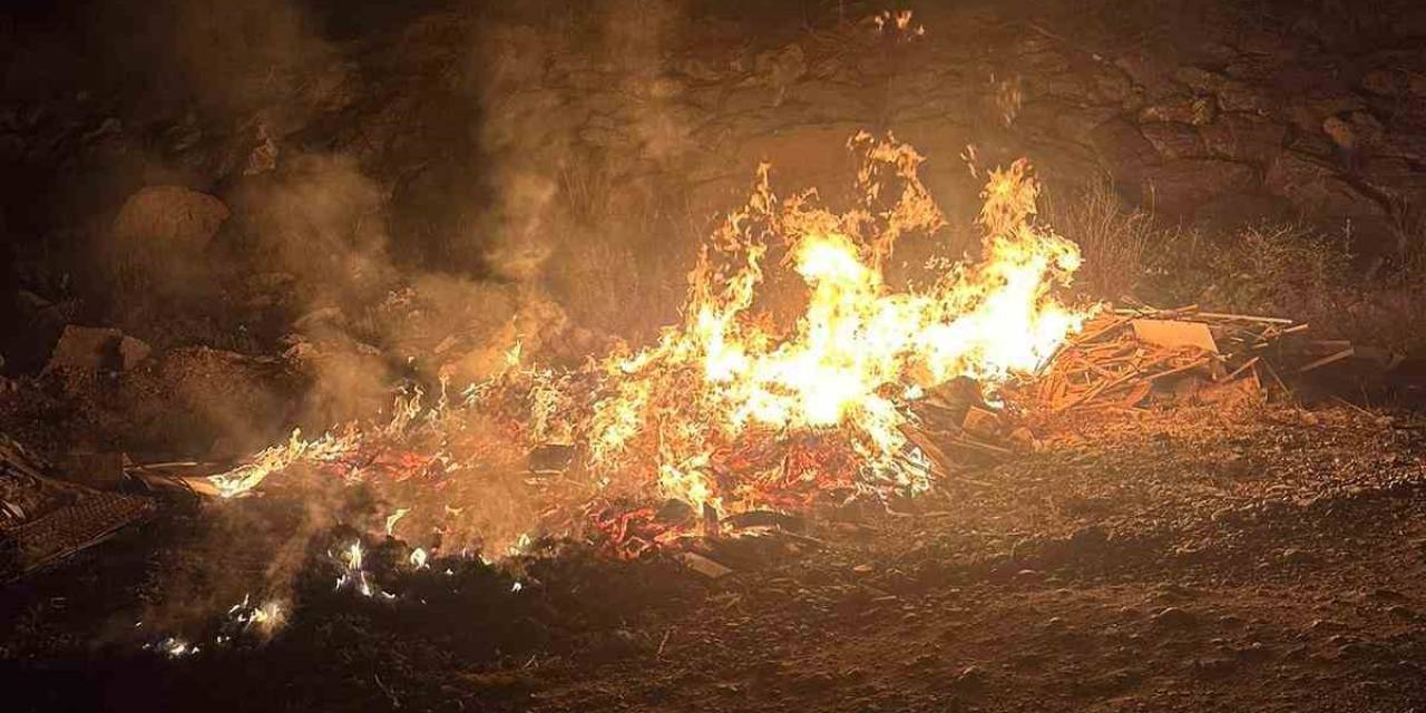Gazipaşa’da Çay Kenarına Bırakılan Atıklar Alev Aldı
