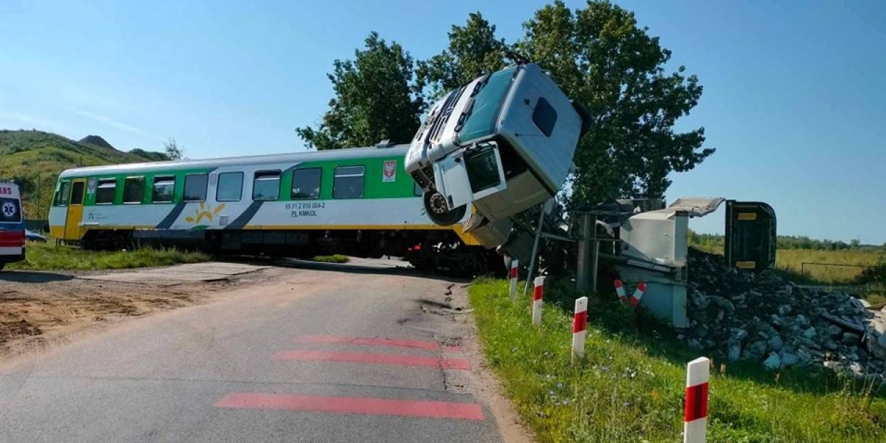 Polonya’da Yolcu Treni Kamyonla Çarpıştı: 22 Yaralı
