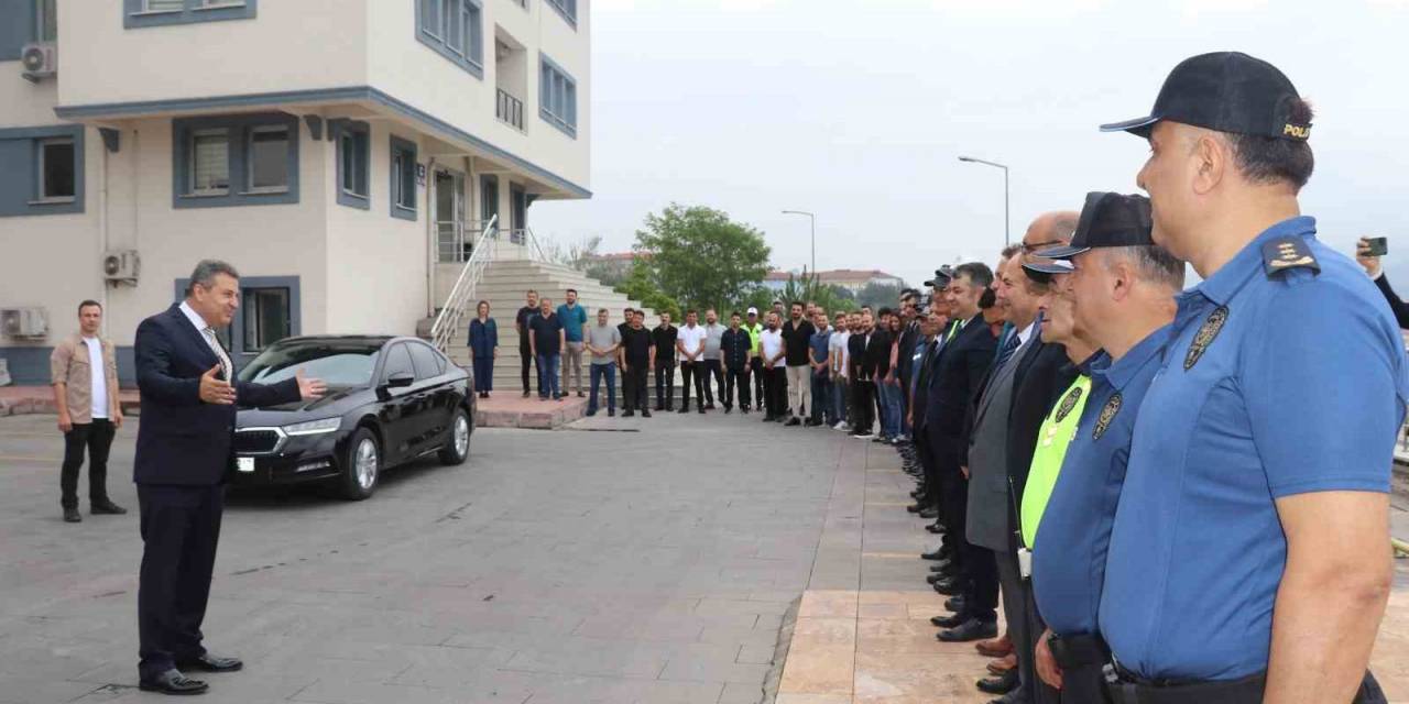 Erzurum’a Atanan Emniyet Müdürü Alkışlarla Ve Konvoyla Uğurlandı