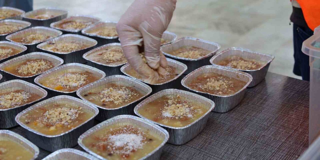 Kozan Belediyesi Aşevi Cuma Namazı Sonrası Aşure Dağıttı