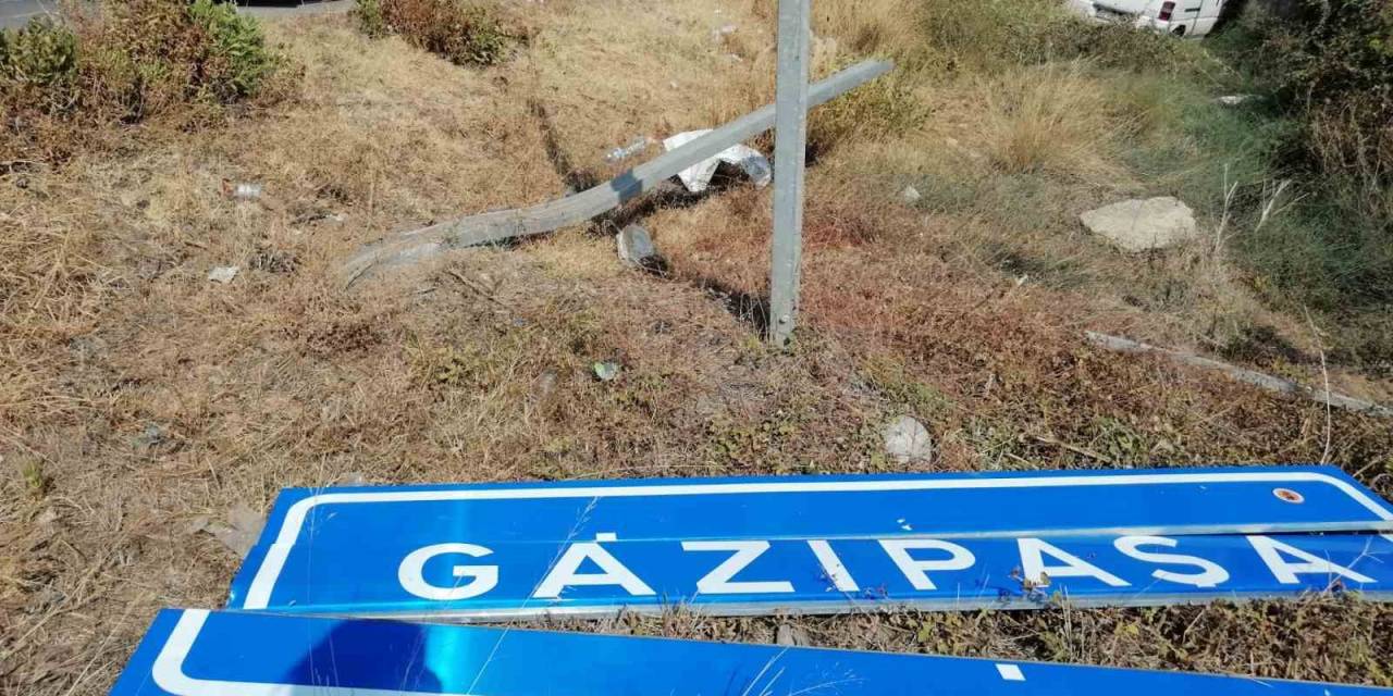 Yoldan Çıkıp Duvara Çarpan Otomobil Sürücüsü Yaralandı