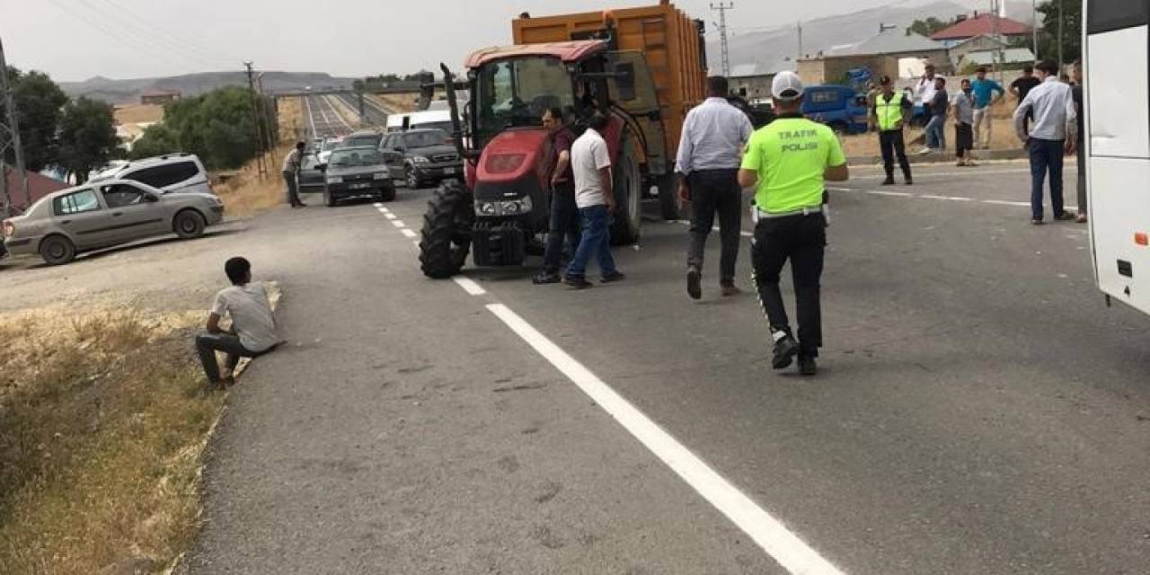 Ağrı’da Otomobil İle Traktör Çarpıştı; 4 Yaralı