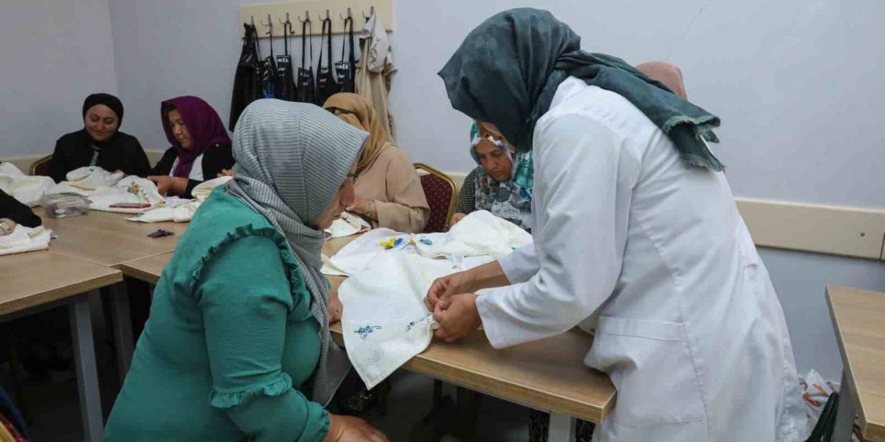 Kaymek’in Hacılar’da El Sanatları Kursu Sürüyor