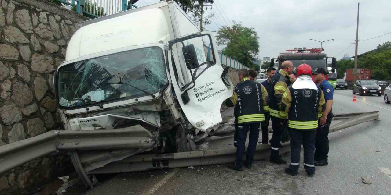 Yoldan Çıkan Otomobil Önce Bariyerlere Ardından Duvara Çarptı