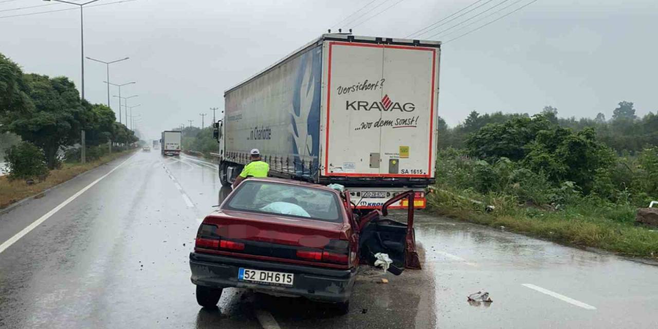 Samsun’da Otomobil Tıra Arkadan Çarptı: 1 Ölü, 2 Yaralı