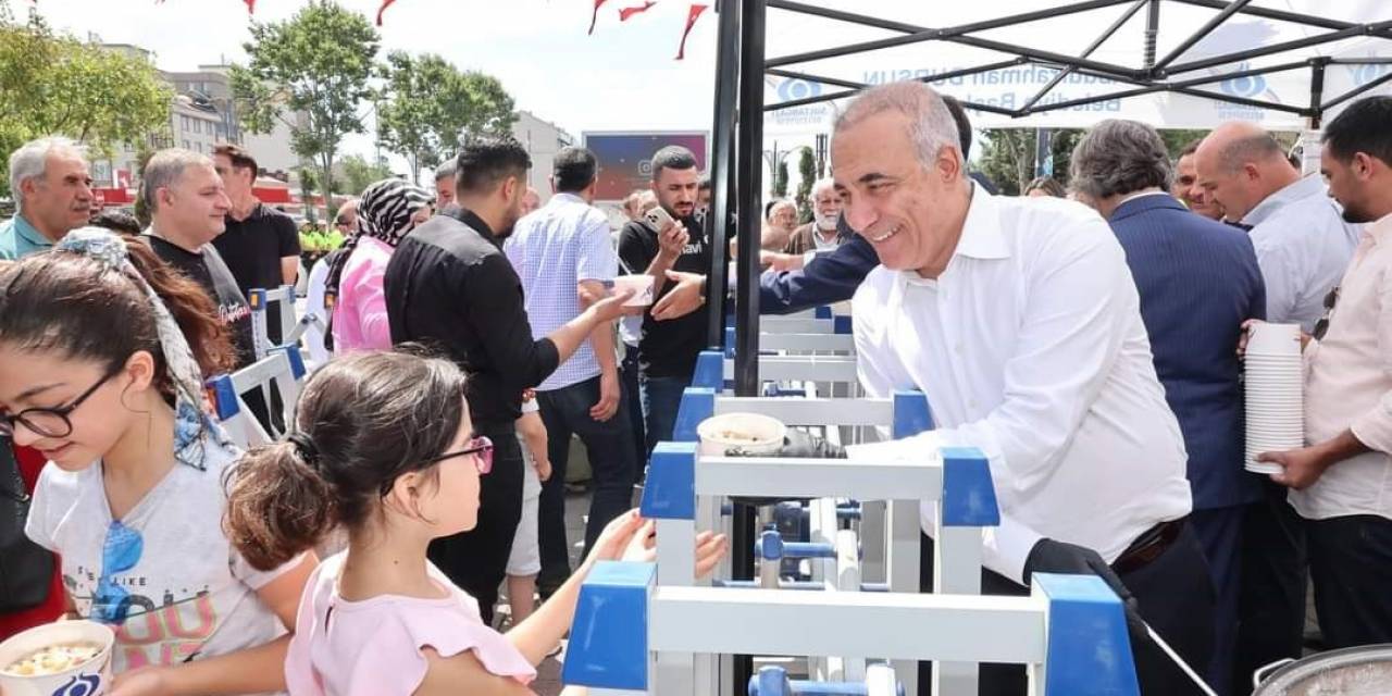 Sultangazi’de Cuma Namazı Çıkışında Vatandaşlara Aşure İkramı