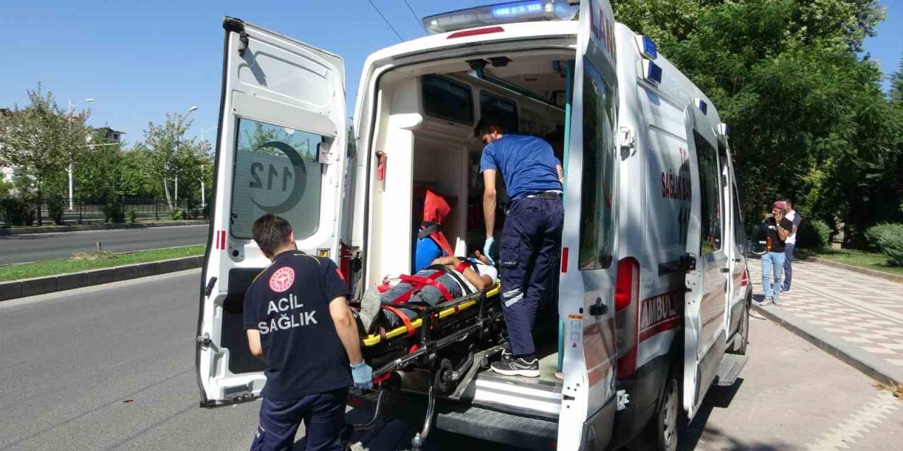 Aydınlatma Direğine Çarpan Otomobil Hurdaya Döndü
