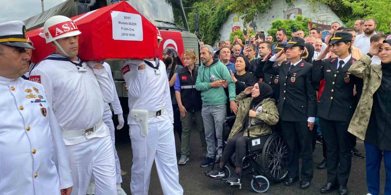 Şehit Eşinin Üniformasını Giyip Asker Selamıyla Uğurladı