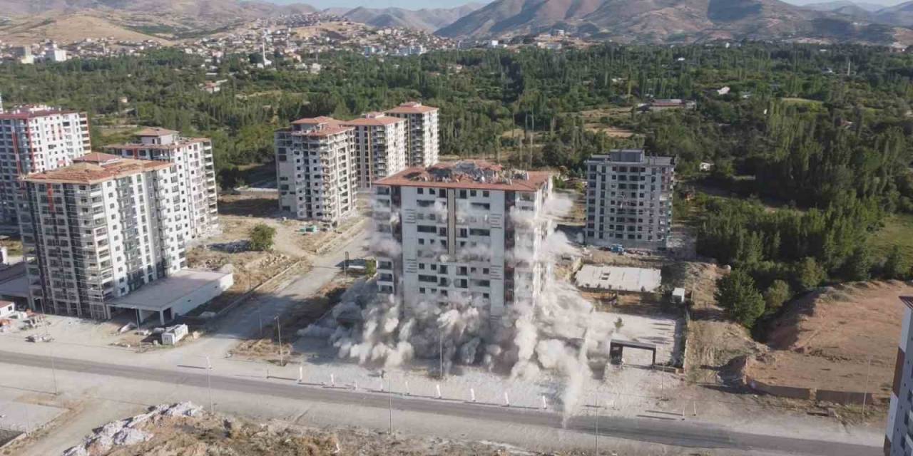 Malatya’da Yüksek Katlı Binaların Patlatılarak Yıkılmasına Başlanıldı