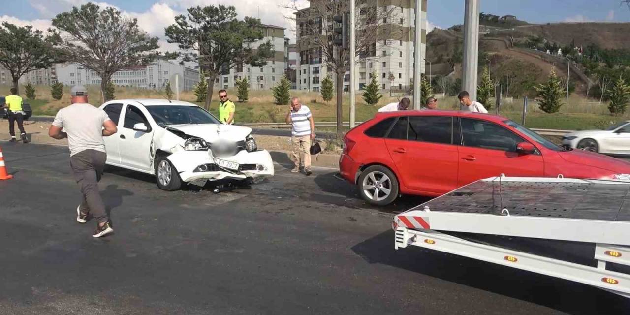 Kırıkkale’de İki Otomobil Çarpıştı: 3 Yaralı