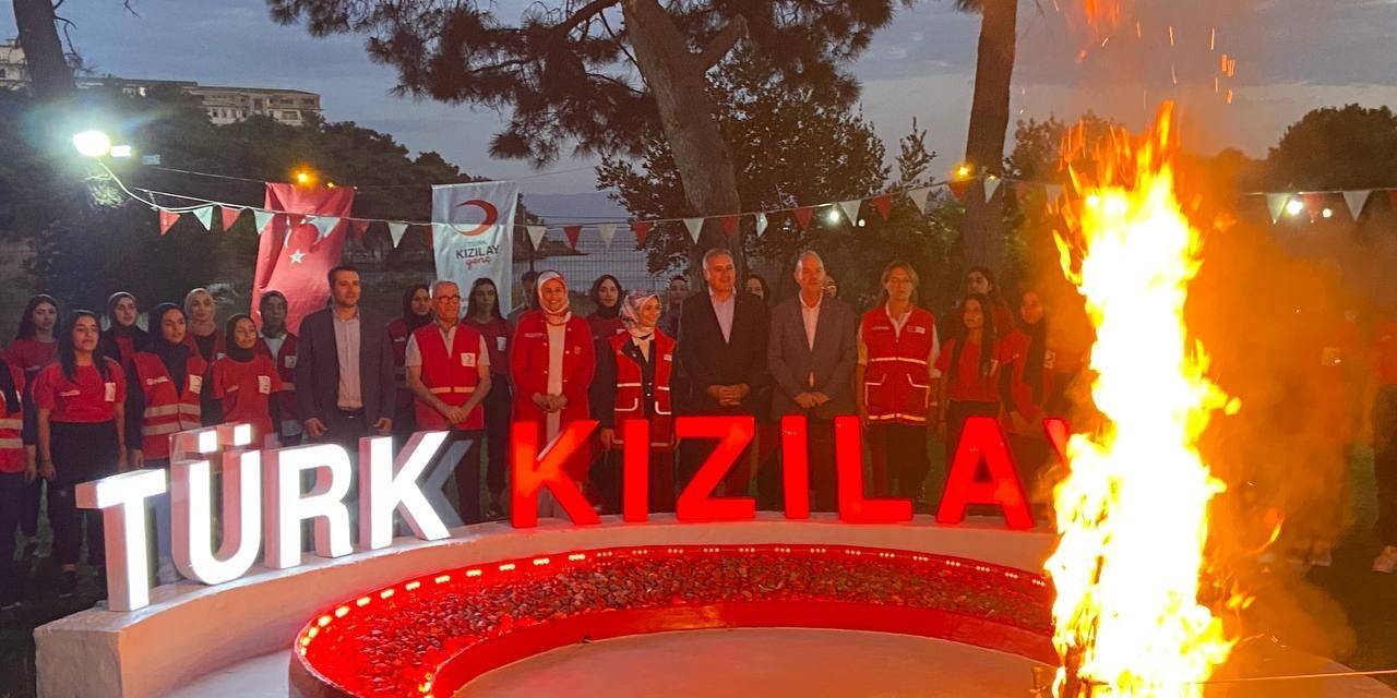 Bakan Göktaş, Heybeliada’da Kızılay Gençlik Kampı’nın ’veda Sokağı’ Etkinliğine Katıldı