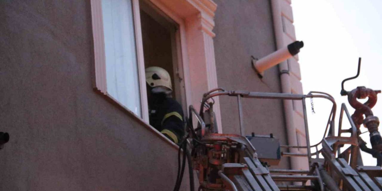 Burdur’da Ocakta Unutulan Yemek Evi Yakıyordu, 2 Kişi Dumandan Etkilendi
