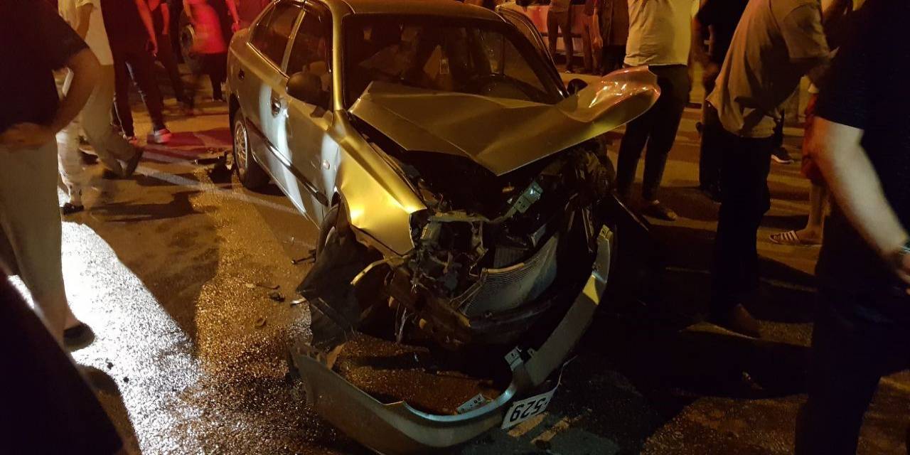 Kaza Yapan Otomobilde Sıkışan Sürücüyü İtfaiye Kurtardı