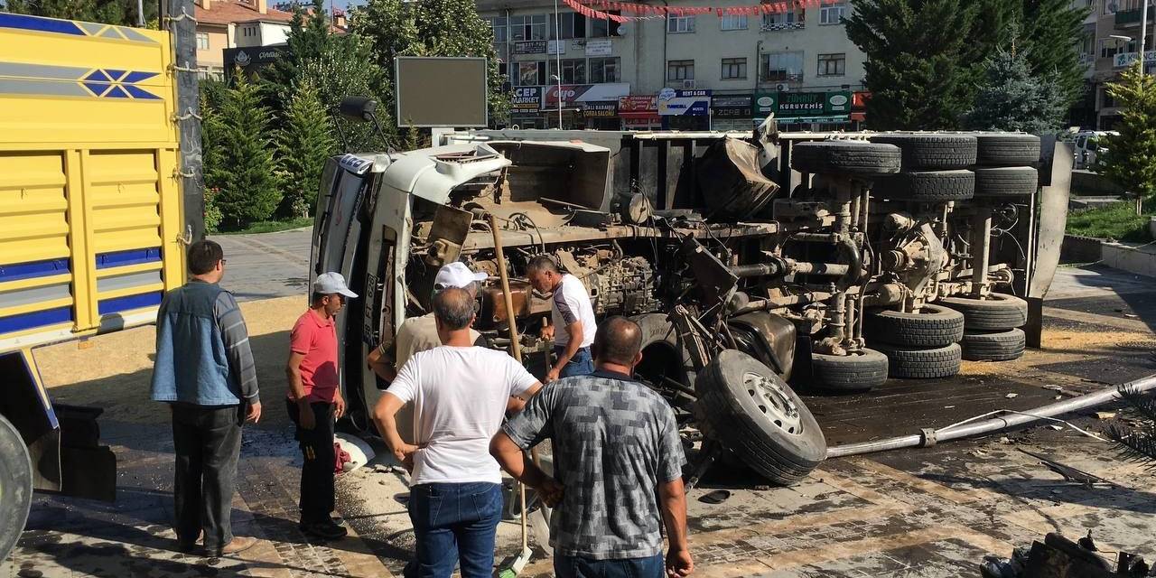 Kayseri’de Faciadan Dönüldü: Freni Paylayan Kamyon İlçe Meydanına Uçtu
