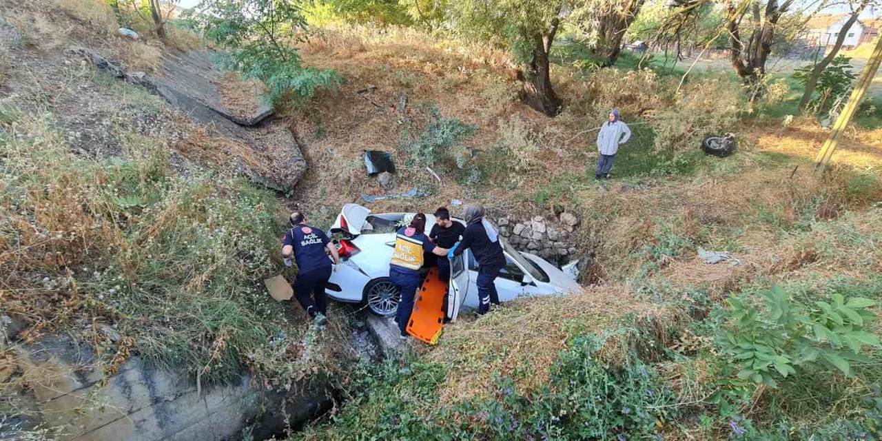 Burdur’da Otomobil Dereye Uçtu, 2’si Ağır 4 Kişi Yaralandı.