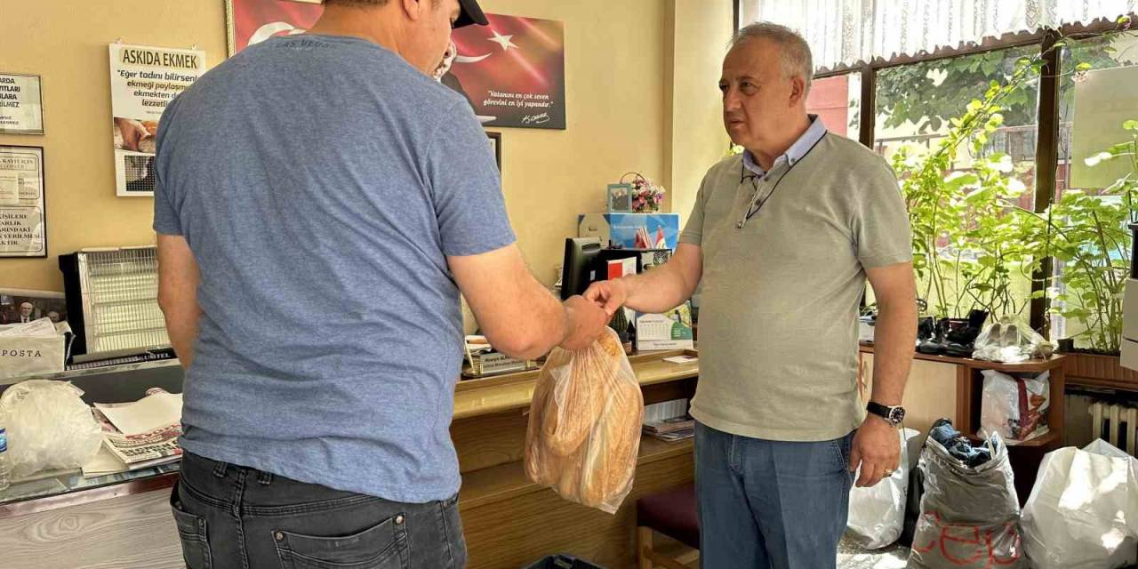 Hayırsever Muhtar Her Hafta Onlarca Aileye Ekmek Dağıtıyor