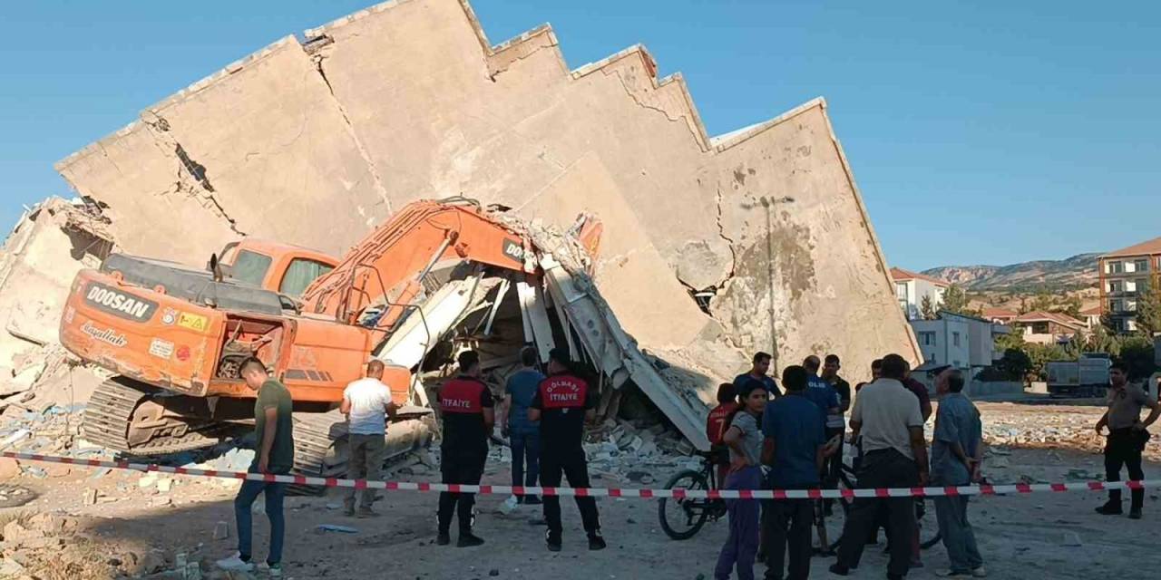 Bina İş Makinesinin Üzerine Çöktü