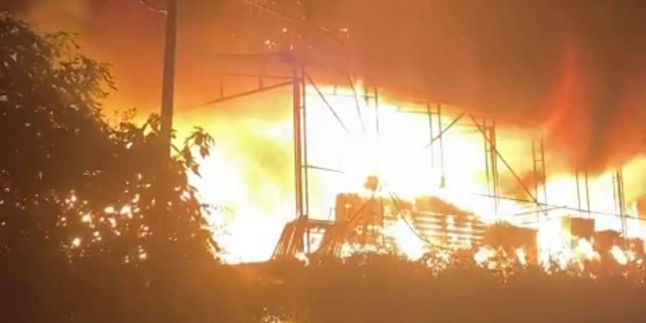Düzce’de Çıkan Yangında Depo Alev Topuna Döndü