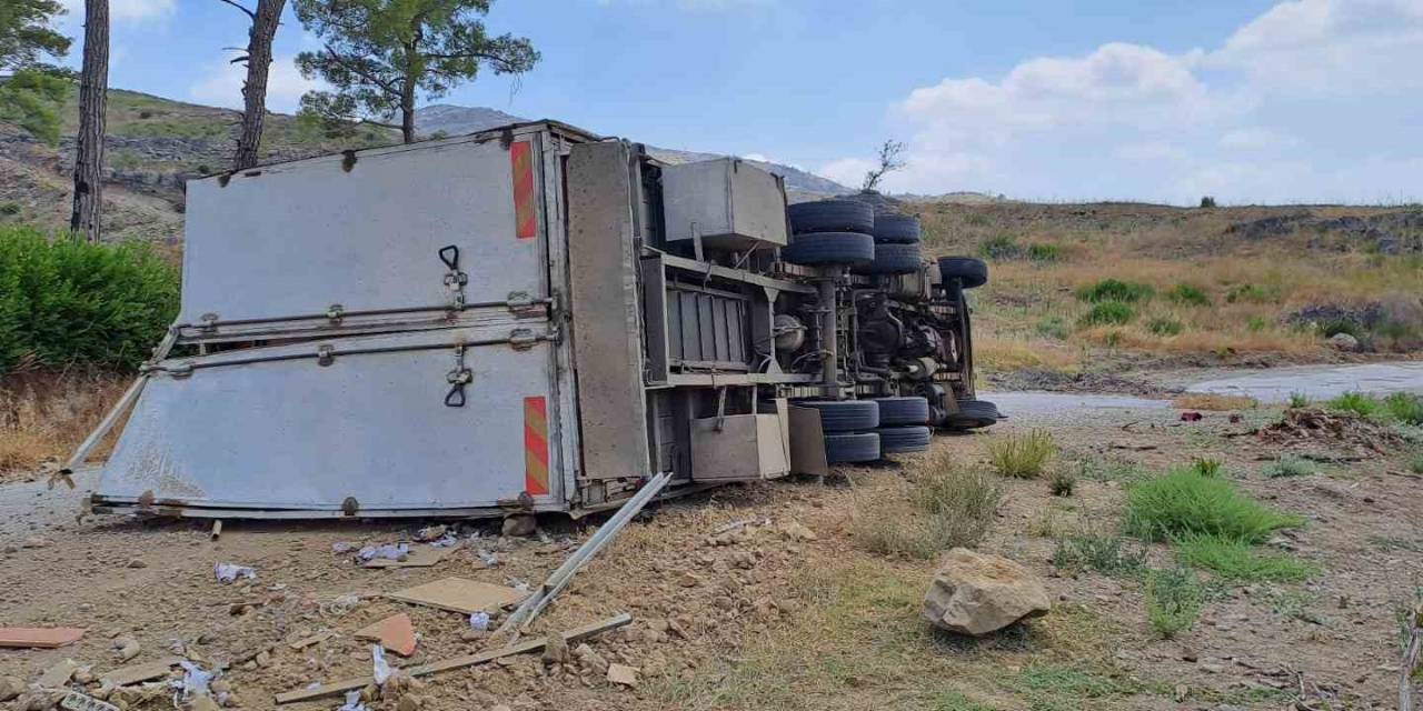 Antalya-konya Kayolunda Kamyon Şarampole Devrildi: 1 Yaralı