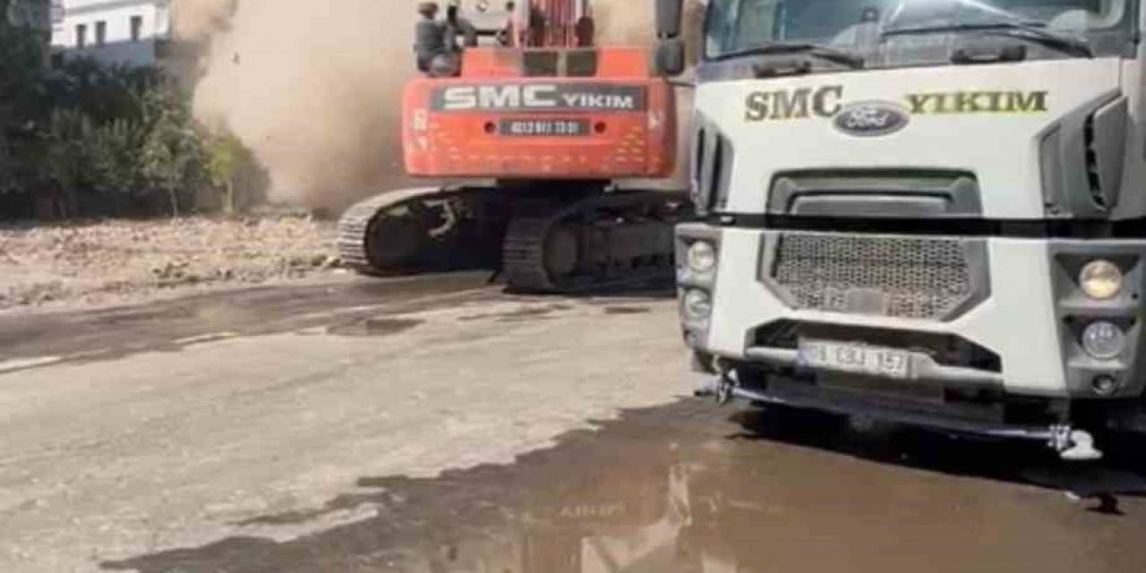 Diyarbakır’da Ağır Hasarlı Bina Yıkım Sırasında Aniden Çöktü