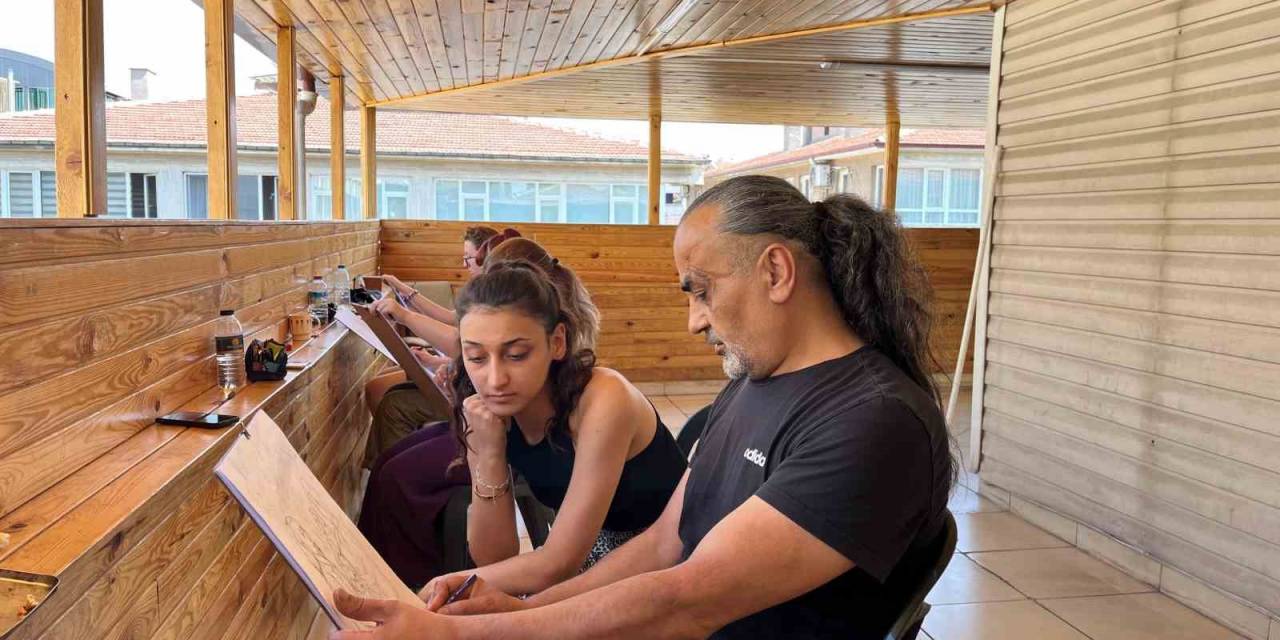 Ressam Erol Depremzede Öğrencileri Güzel Sanatlar Fakültesine Ücretsiz Hazırlıyor