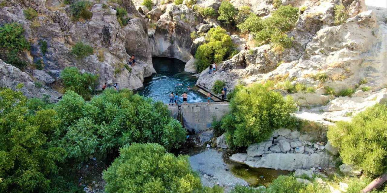 Kayaların Arasından Çıkan Buz Gibi ‘aynkebir’ Suyu, İhtişamıyla Göz Kamaştırıyor